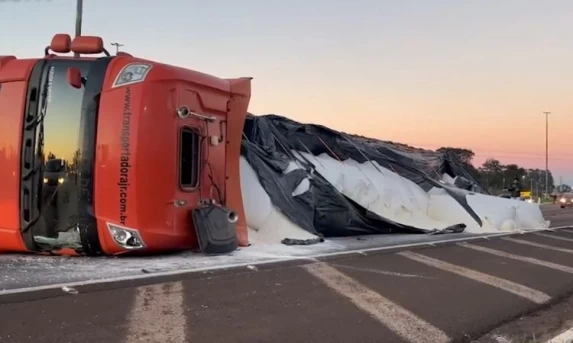 Caminhão carregado com 30 toneladas de farinha tomba no Trevo do Guarujá na BR-277 em Cascavel