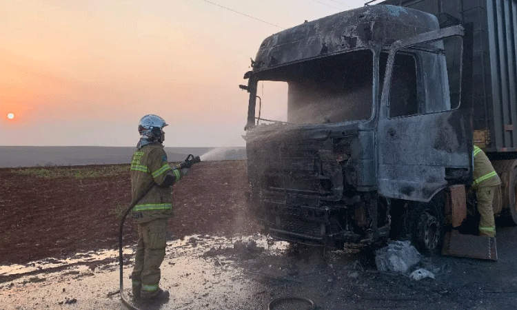 Caminhão carregado com carga inflamável pega fogo em Espigão Azul