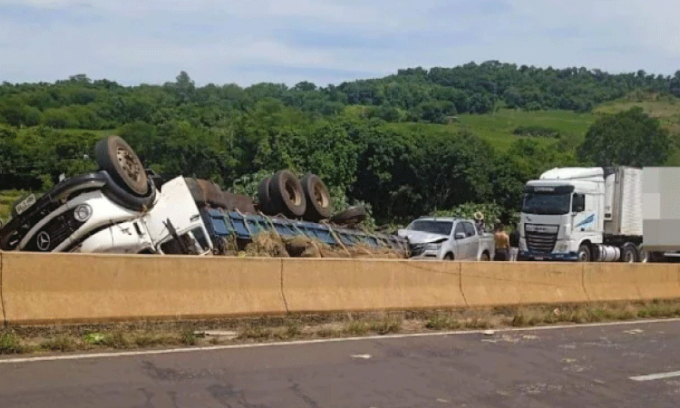 Caminhão de melancia tomba e causa engavetamento na BR-163