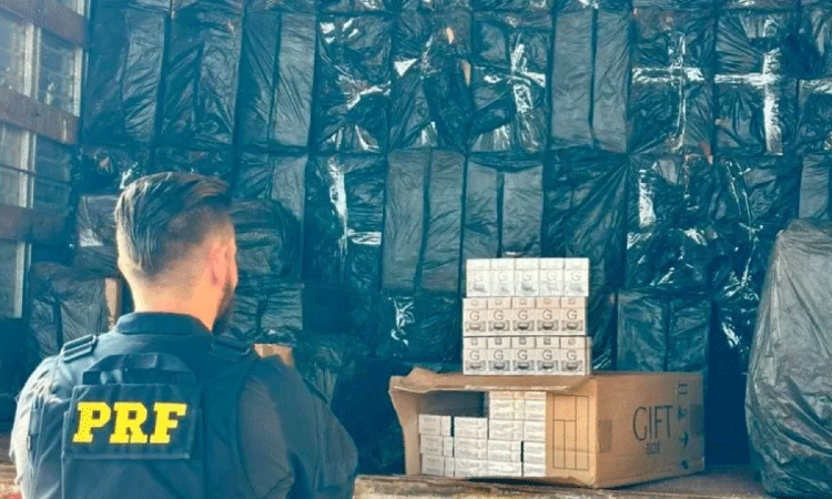 Caminhão é apreendido com 304 mil maços de cigarros em Cascavel