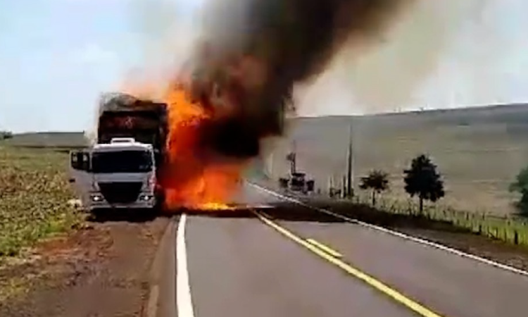 Caminhão é destruído pelo fogo no Oeste do Paraná