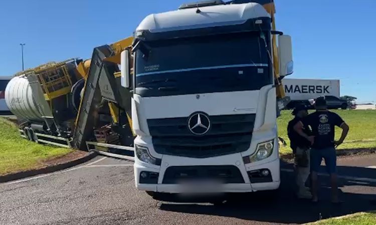 CAMINHÃO SAÍ DA PISTA E INTERDITA TOTALMENTE O TREVO GUARUJÁ EM CASCAVEL