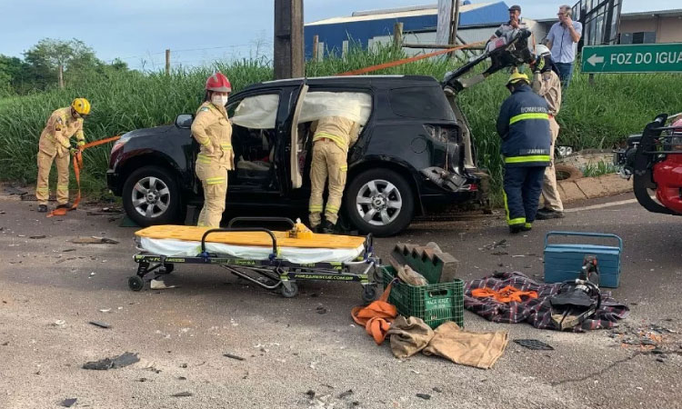 Caminhão sem freio bate em veículo no viaduto do bairro 14 de Novembro em Cascavel