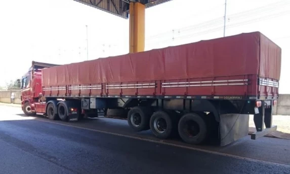 Caminhoneiro é Flagrado Sem CNH e com Nove Pneus Carecas em Cascavel