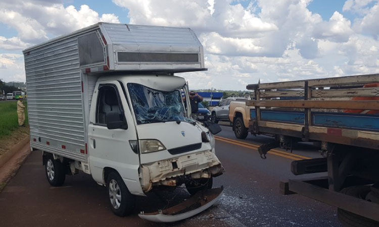 Caminhoneiro fica ferido em acidente na rodovia BR-277, em Cascavel