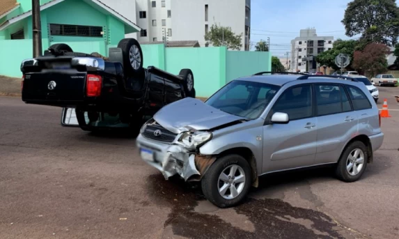 Caminhonete capota após colisão com SUV no bairro Neva em Cascavel.