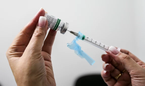 Campanha de vacinação contra a gripe começa nesta segunda para 4,5 milhões de pessoas.