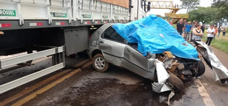 CANTAGALO: Trágico acidente deixa motorista morto e carro destruído na BR-277.