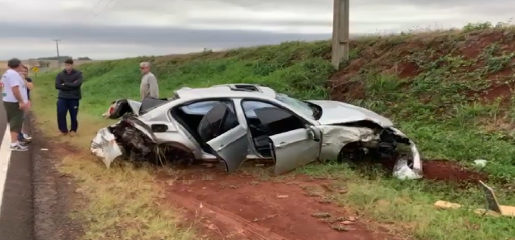 CAPOTAMENTO: é registrado na PR-180 próximo a Juvinópolis; BMW ficou destruída.