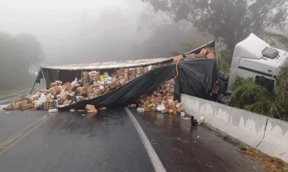 Carga é saqueada durante acidente com quatro feridos e um morto em Ortigueira