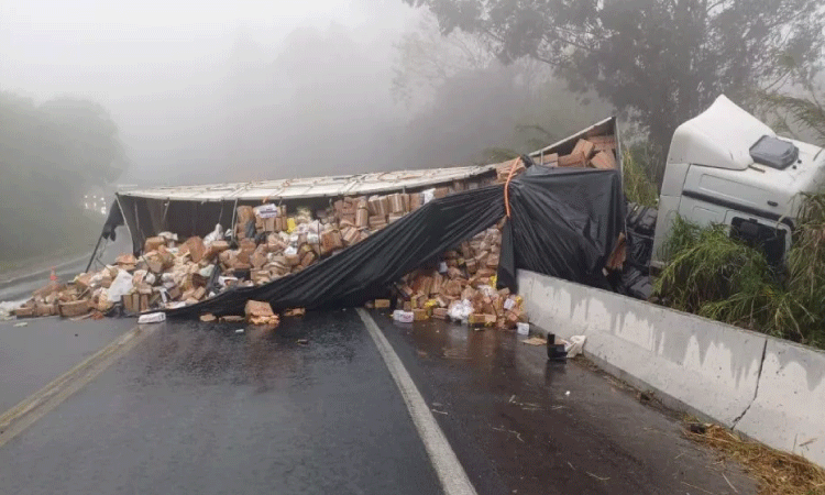 Carga é saqueada durante acidente com quatro feridos e um morto em Ortigueira