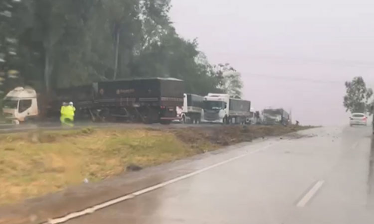Carreta bloqueia BR-163 após bater em árvore e atravessar a pista