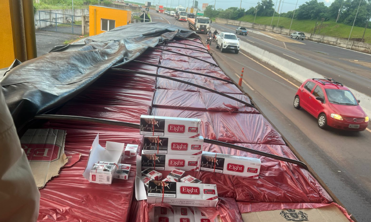 Carreta carregada com 400 mil maços de cigarros contrabandeados é apreendida pela PRF em Cascavel