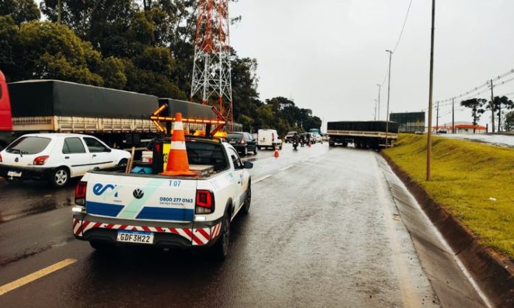 CARRETA EM 'L' NA BR-277 CAUSA CAOS NO TREVO CATARATAS, EM CASCAVEL