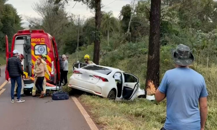 Carro atinge árvore e deixa mulher e criança feridos na PR 180 em Cascavel