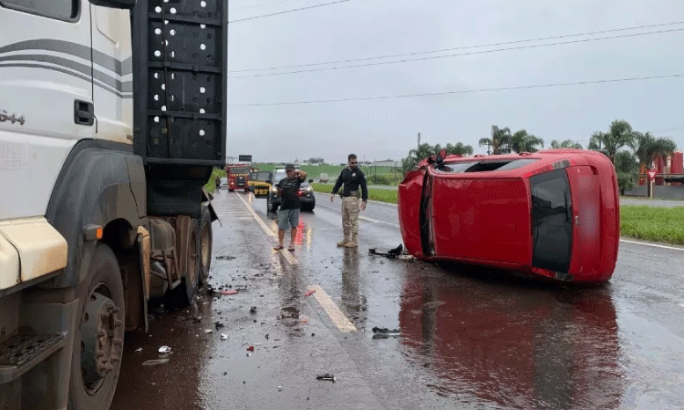 Carro bate em caminhão e tomba na BR 467 em Cascavel