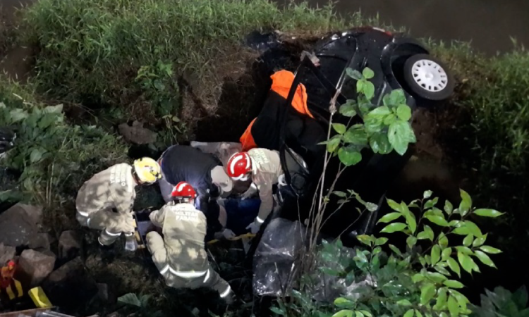 Carro cai em córrego e motorista fica ferido, em Francisco Beltrão.