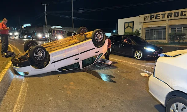 Carro capota após colisão na marginal da BR-277 em Cascavel