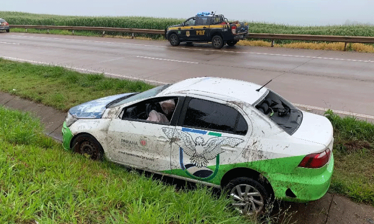 Carro capota e para no canteiro central da BR 163 em Cascavel