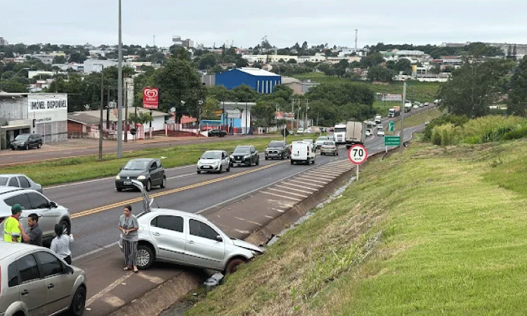 Carro é atingido por caminhão na br-277 e é jogado em barranco