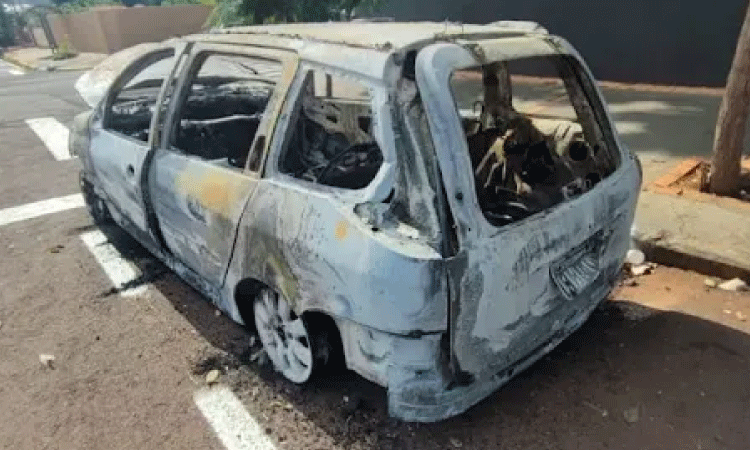 Carro é encontrado em chamas em Toledo e pode estar ligado a homicídio