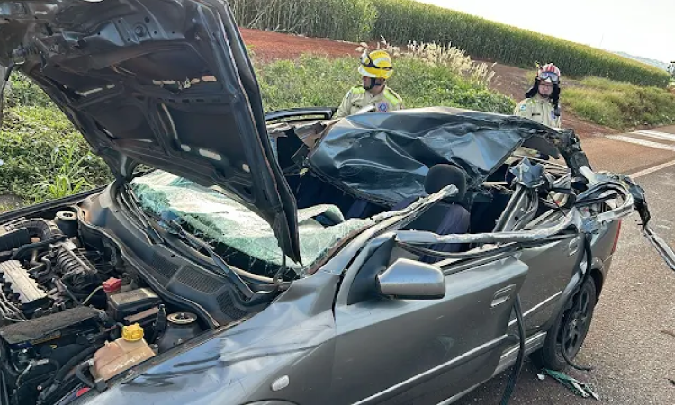Carro fica destruído em acidente na BR-467 em Cascavel.