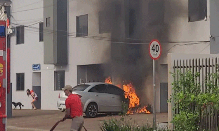 Carro pega fogo em estacionamento de prédio em Cascavel