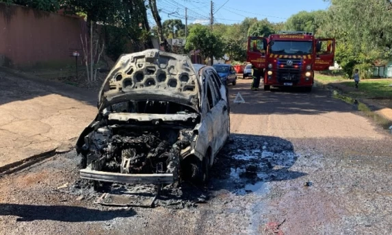 Carro pega fogo na Rua João Polles em Cascavel