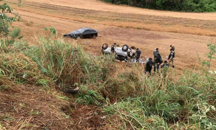 Carros saem da pista e capotam em campo às margens da BR 163 em Cascavel.