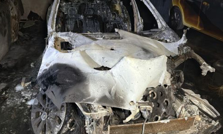 Carros são destruídos após incêndio em oficina de Cascavel; suspeita é de que raio tenha atingido o local.
