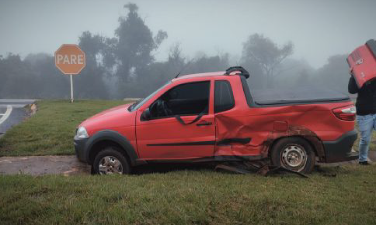 Carros se envolvem em colisão na BR-277 e mulher fica ferida.