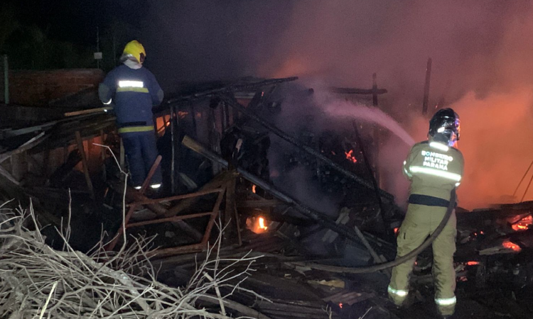 Casa de madeira é destruída por incêndio no Jardim Gramado em Cascavel