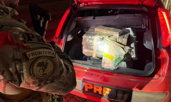 Casal é preso pela PRF em Cascavel com mais de 120 kg de maconha na BR-277