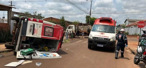 CASCAVEL: Ambulância tomba durante deslocamento a ocorrência de acidente com máquina no Interlagos.
