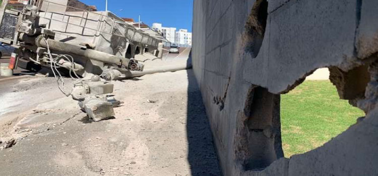 CASCAVEL: Ao fazer curva, caminhão tomba e atinge muro de condomínio na Rua José de Sá Cavalcanti.