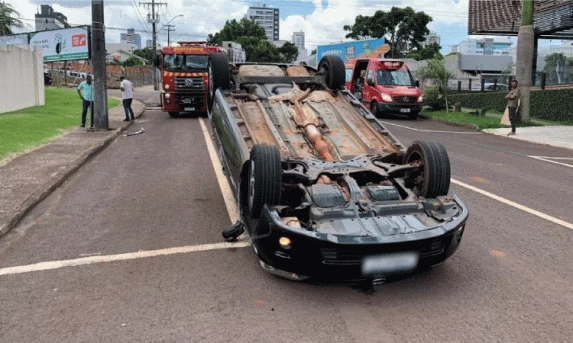 CASCAVEL: Após batida com veículo de autoescola, carro capota na região do Parque São Paulo.