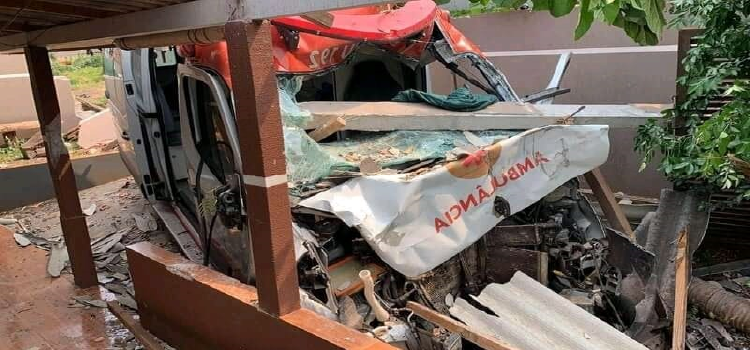 CASCAVEL: Após colisão ambulância do Samu atinge área de residência; condutor teria sido assaltado