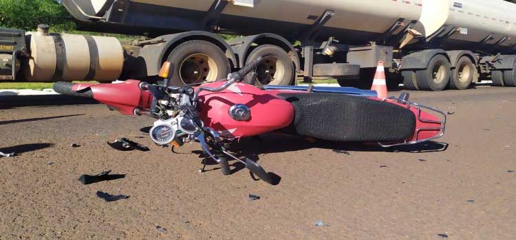 CASCAVEL: Após colisão traseira, motociclista de 27 anos fica com suspeita de fratura na BR-277.