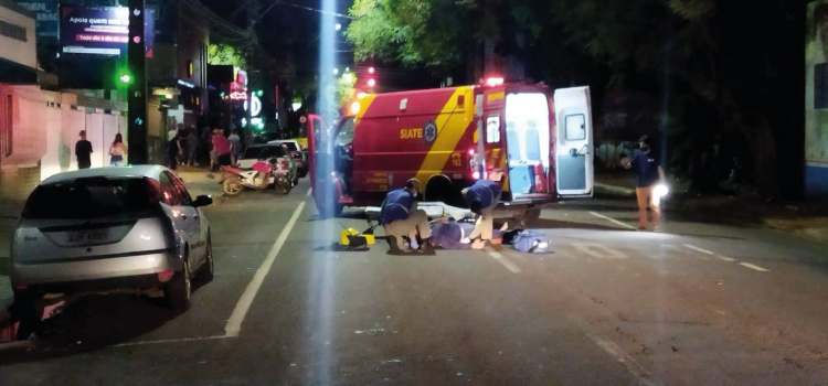 CASCAVEL: Atropelamento é registrado na Rua Paraná deixando duas vítimas feridas