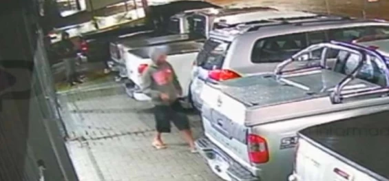 CASCAVEL: Câmera de segurança flagra furto de caminhonete em loja de veículos.