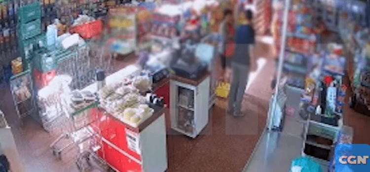 CASCAVEL: Câmera flagra funcionários de frutaria abordando mulher que furtou produtos.