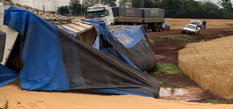 CASCAVEL: Caminhão carregado com soja tomba na Estrada Chaparral nesta tarde (01)