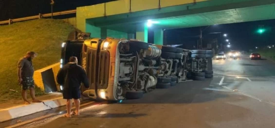 CASCAVEL: Caminhão tomba embaixo do viaduto da Petrocon.