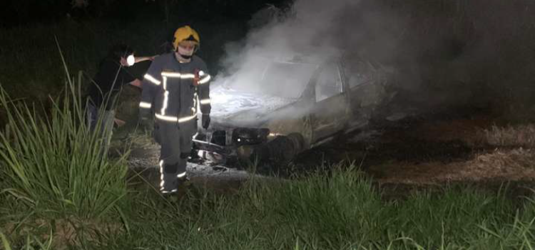 CASCAVEL: Carro abandonado após acidente pega fogo e fica destruído na BR-277.