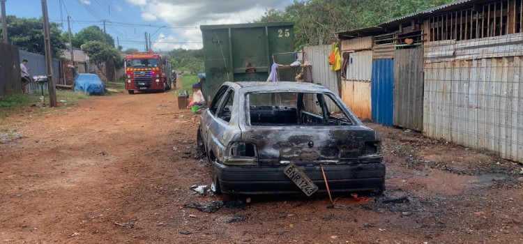 CASCAVEL: Carro é abandonado e incendiado no bairro Santa Cruz.