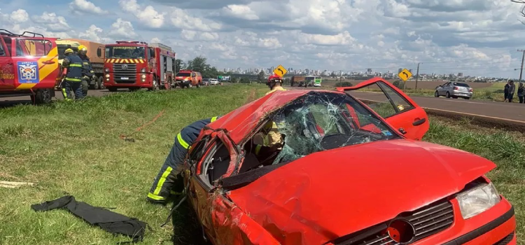 CASCAVEL: Carro fica destruído em capotamento na BR 467.