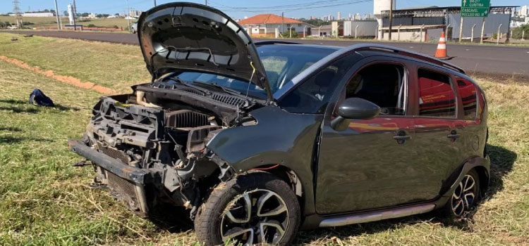 CASCAVEL: Carro sai da pista e passageira fica ferida na BR-467.