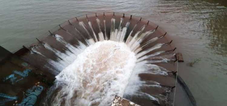 CASCAVEL: Chuva traz alívio e vertedouro no Lago Municipal que jorra água