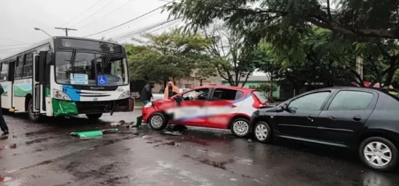 CASCAVEL: Colisão entre dois carros e um ônibus deixa mulher ferida.