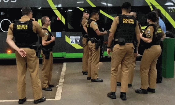 CASCAVEL: Denúncia de passageiro armado em ônibus mobiliza equipes da PM até a rodoviária.
